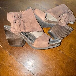 OTBT Flowerchild brown suede zip up peep toe booties 7.5
